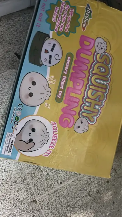 squishy de Domplin antiestrés amarilla con carita - miniatura 2