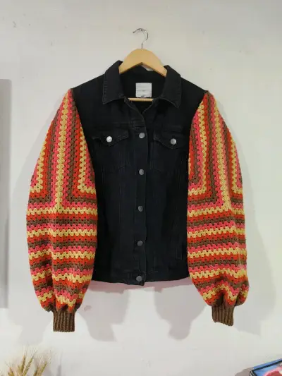 Chaqueta de mezclilla con mangas tejidas a crochet - miniatura 1