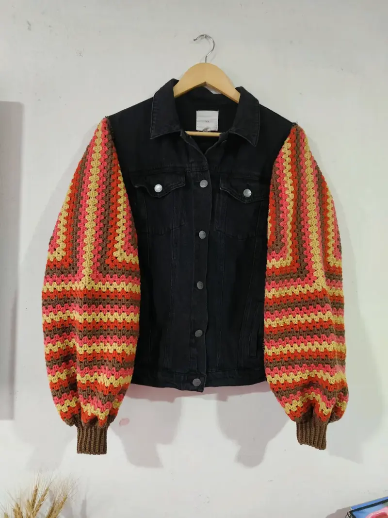 Chaqueta de mezclilla con mangas tejidas a crochet - 2