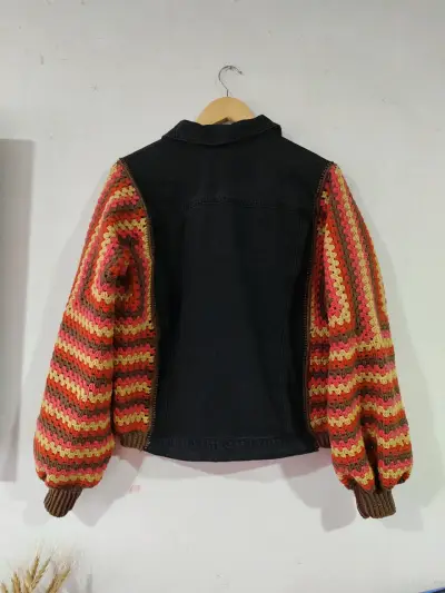 Chaqueta de mezclilla con mangas tejidas a crochet - miniatura 3