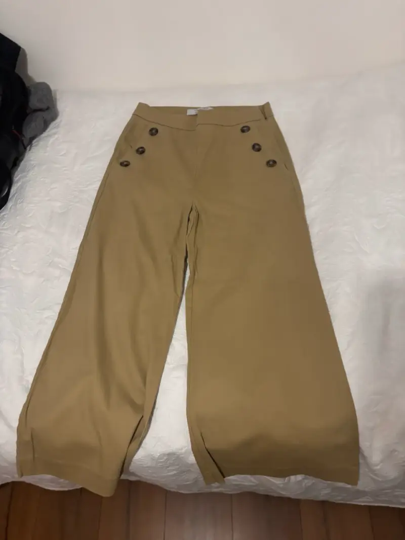Pantalones anchos color beige con botones - 1