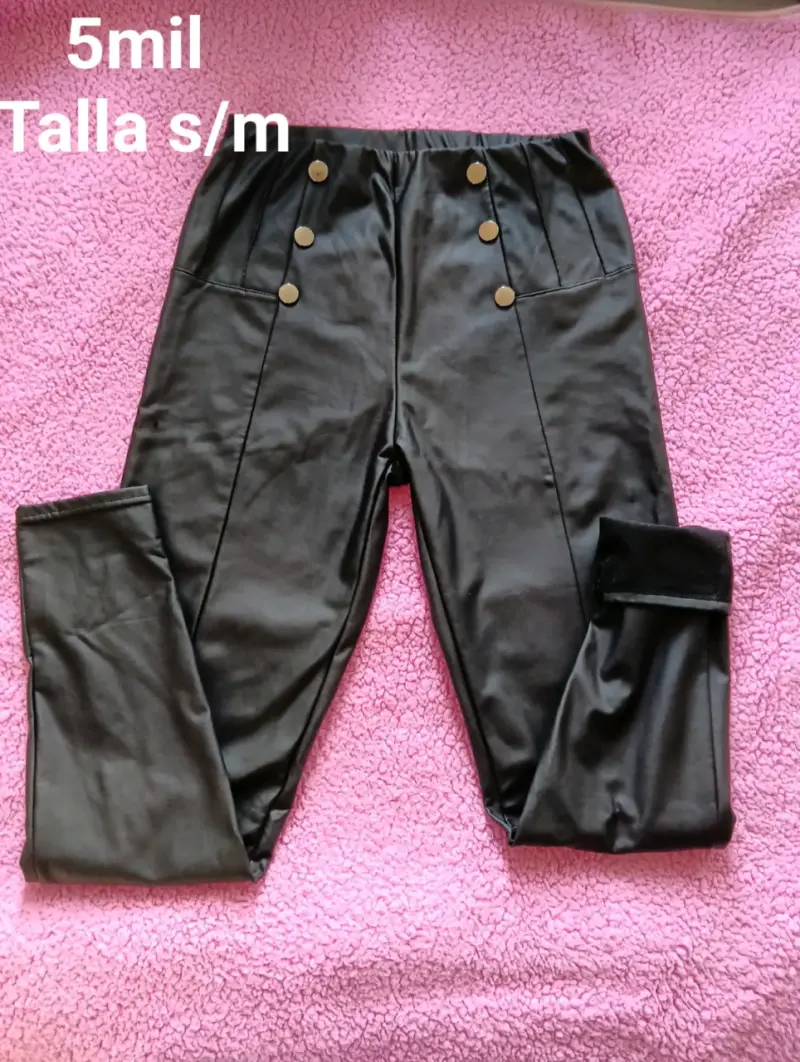 Pantalones negros con botones decorativos