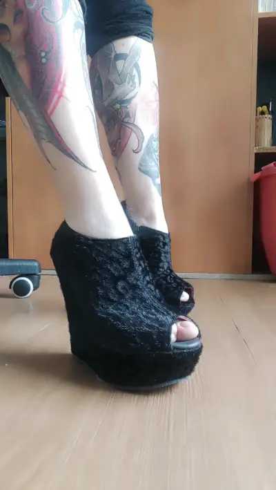 Tacos de plataforma negras con diseño peludo - miniatura 1