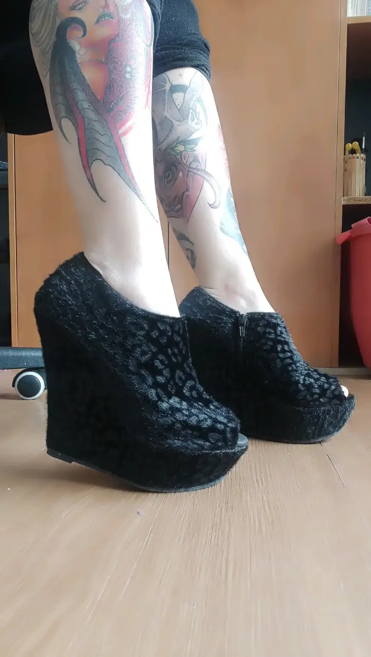 Tacos de plataforma negras con diseño peludo - 2
