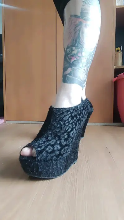 Tacos de plataforma negras con diseño peludo - miniatura 3