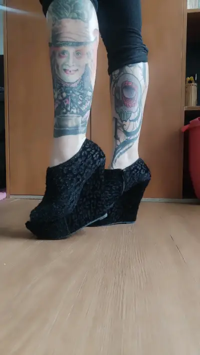 Tacos de plataforma negras con diseño peludo - miniatura 4