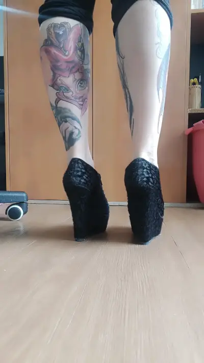 Tacos de plataforma negras con diseño peludo - miniatura 5