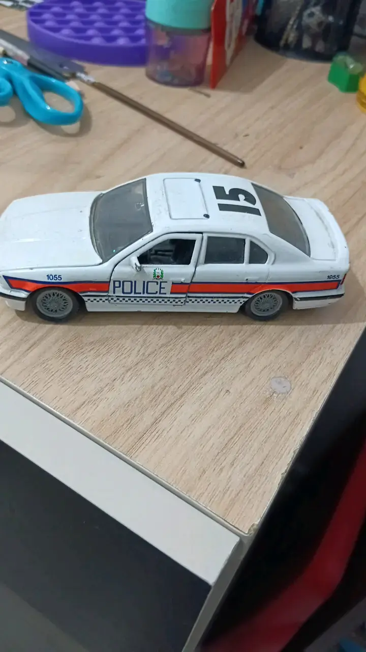 Auto de juguete policía blanco - 1