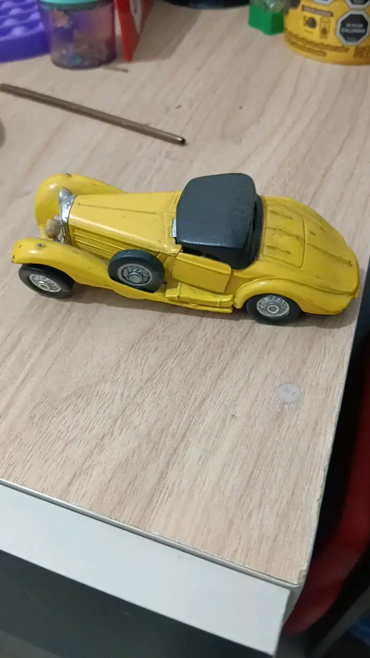 Auto de juguete clásico amarillo - 1