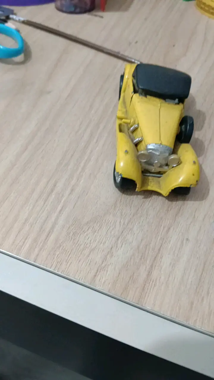 Auto de juguete clásico amarillo - 2