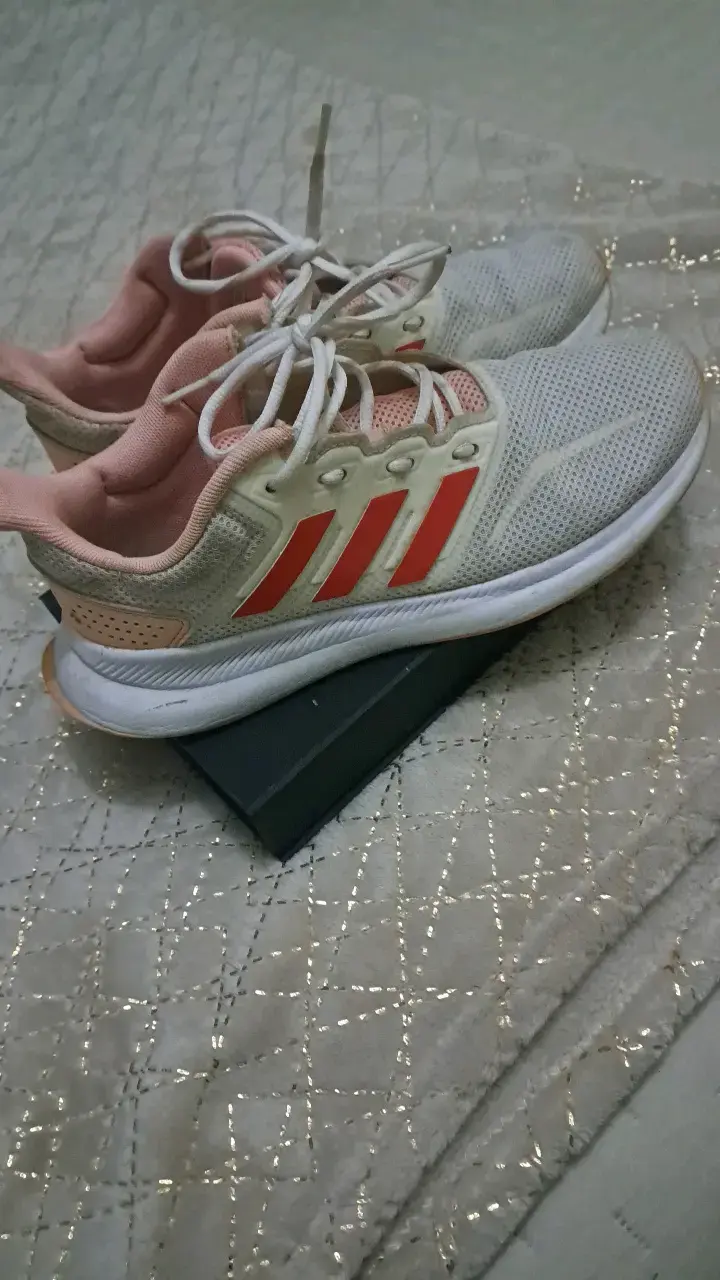 Zapatillas deportivas Adidas blancas y rosadas - 1
