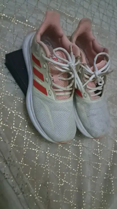Zapatillas deportivas Adidas blancas y rosadas - miniatura 2