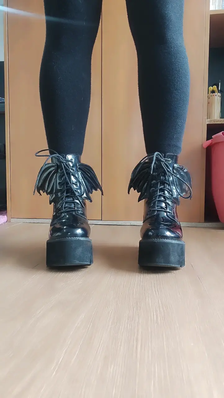 Botas negras con plataforma y alas de decorativas - 1