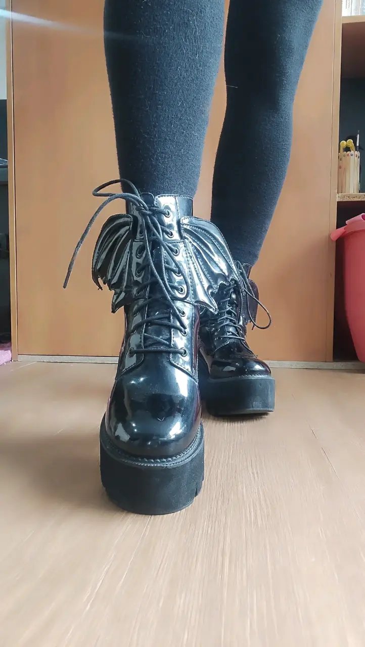 Botas negras con plataforma y alas de decorativas - 2