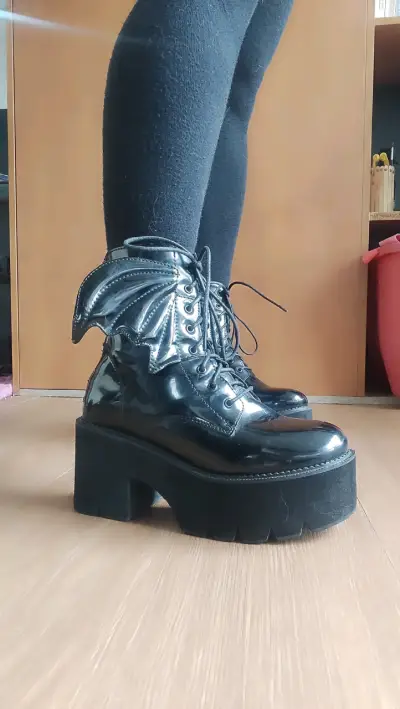 Botas negras con plataforma y alas de decorativas - miniatura 3