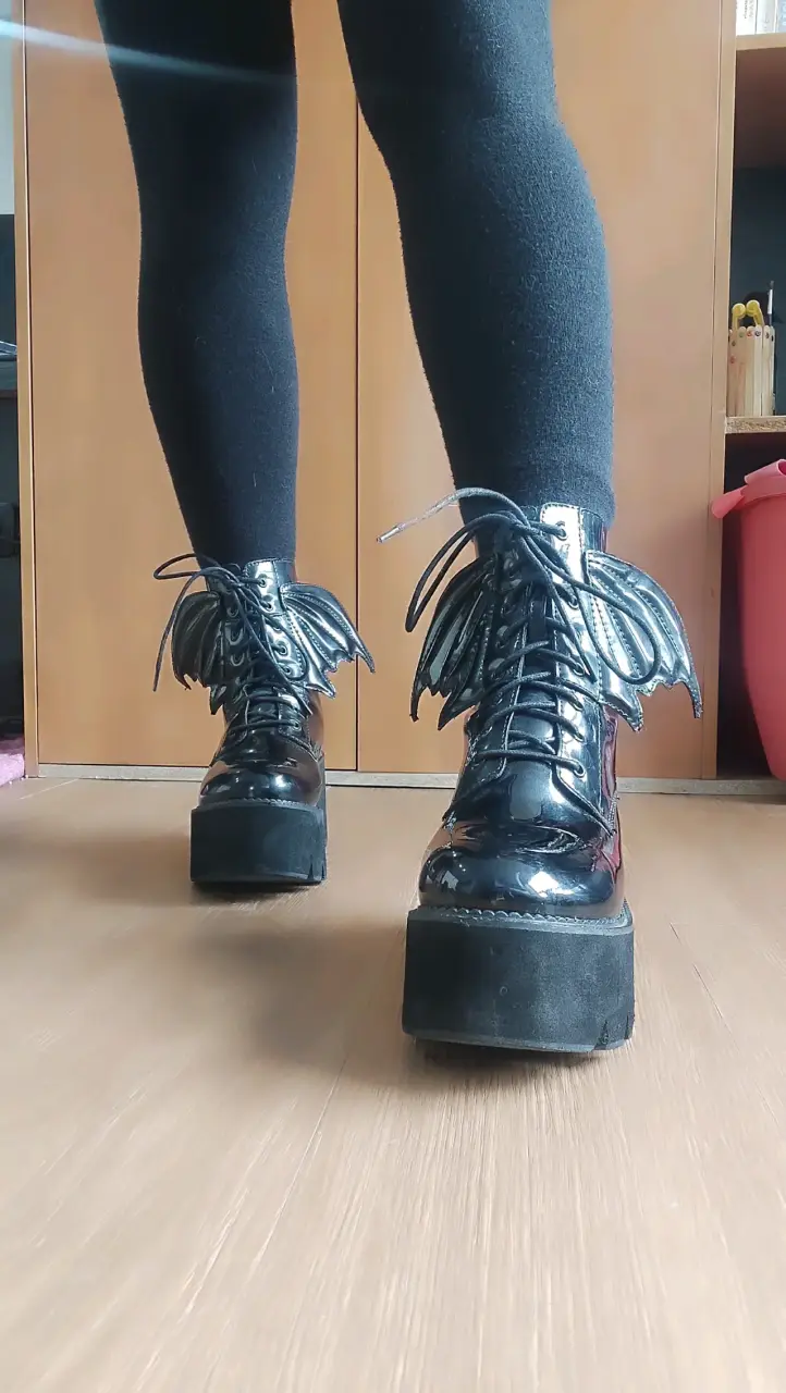Botas negras con plataforma y alas de decorativas - 4