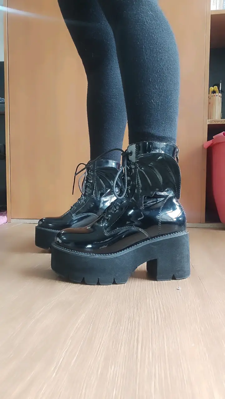 Botas negras con plataforma y alas de decorativas - 5