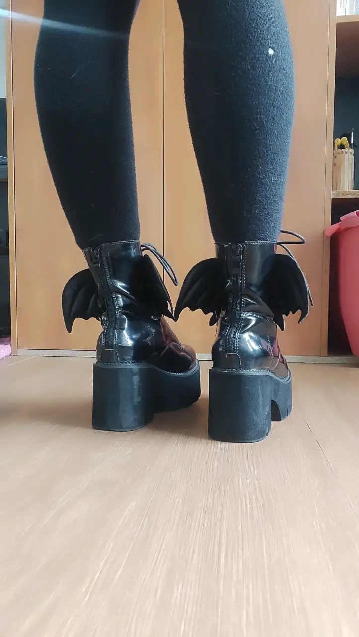 Botas negras con plataforma y alas de decorativas - 6