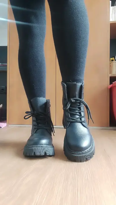 Botas negras de semi cuero con cordones - miniatura 1