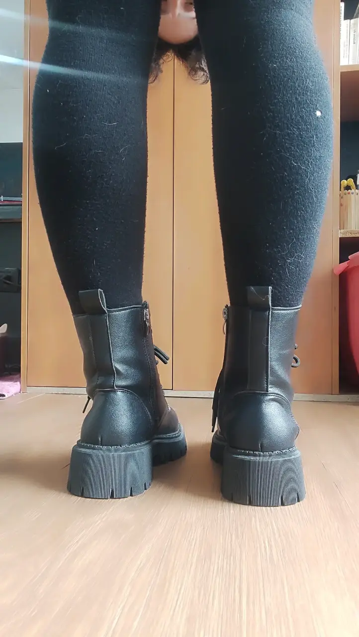 Botas negras de semi cuero con cordones - 4