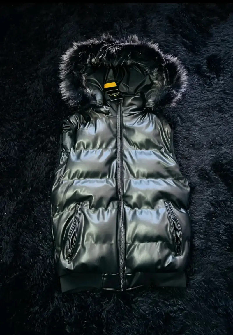 Chaleco acolchado negro con capucha de piel