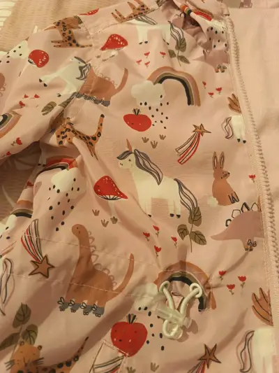 Chaqueta cortavientos infantil con estampado - miniatura 2