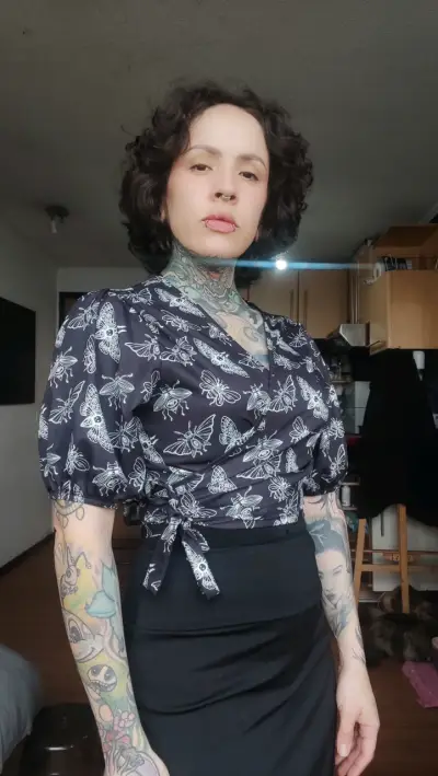 Blusa cruzada negra con estampado de polillas - miniatura 1