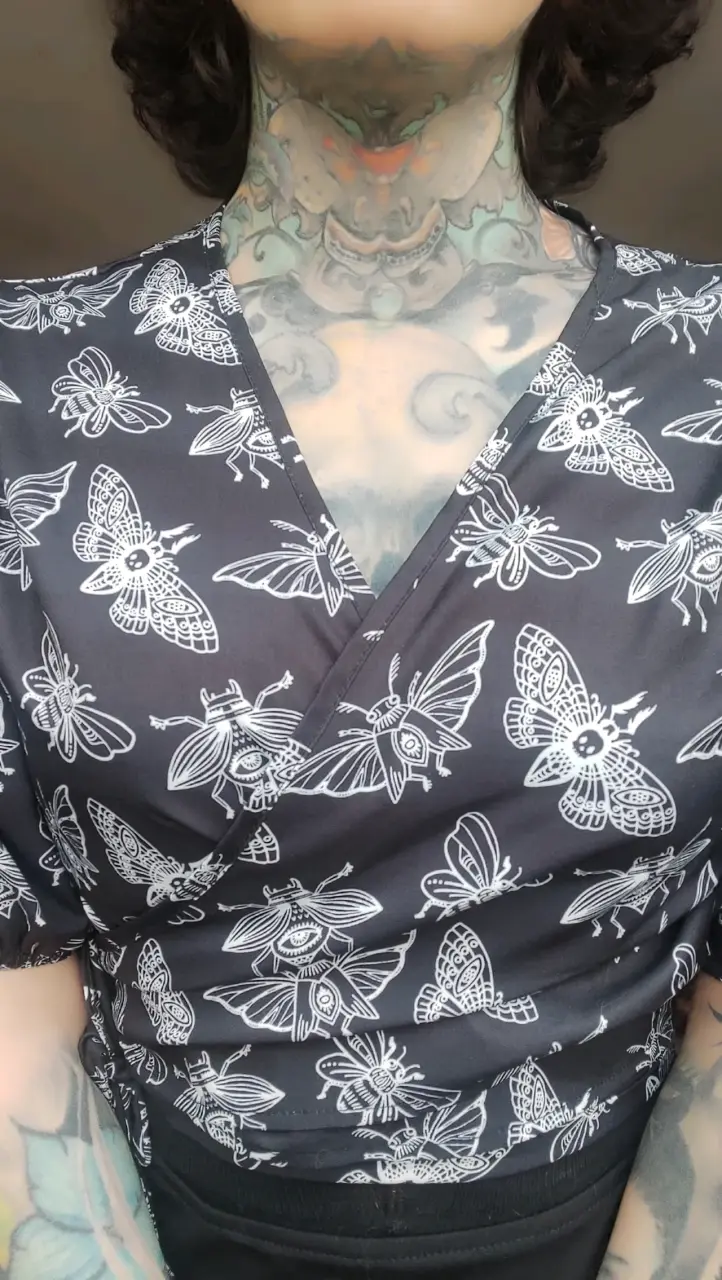 Blusa cruzada negra con estampado de polillas - 2
