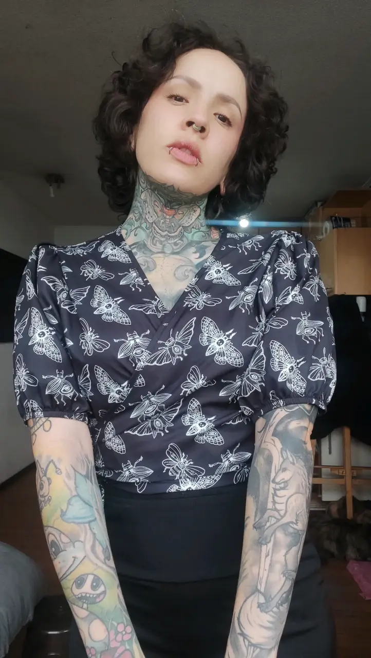 Blusa cruzada negra con estampado de polillas - 3