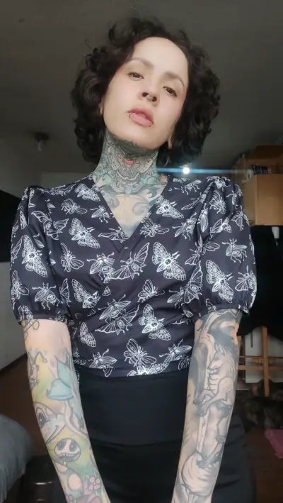 Blusa cruzada negra con estampado de polillas - miniatura 3