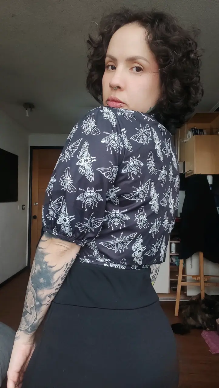 Blusa cruzada negra con estampado de polillas - 4