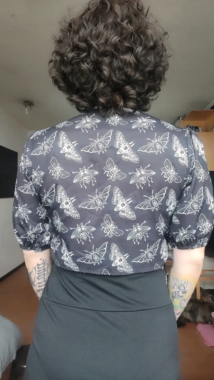 Blusa cruzada negra con estampado de polillas - 5