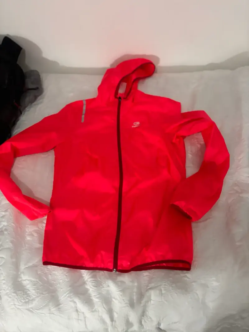 Chaqueta cortaviento roja con capucha - 1