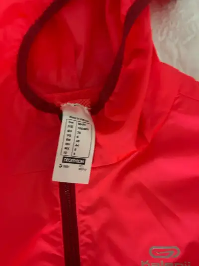 Chaqueta cortaviento roja con capucha - miniatura 2