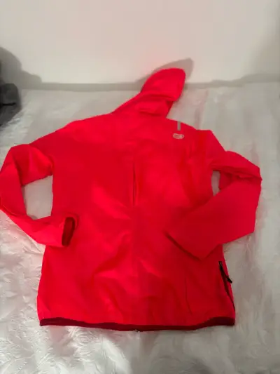 Chaqueta cortaviento roja con capucha - miniatura 3