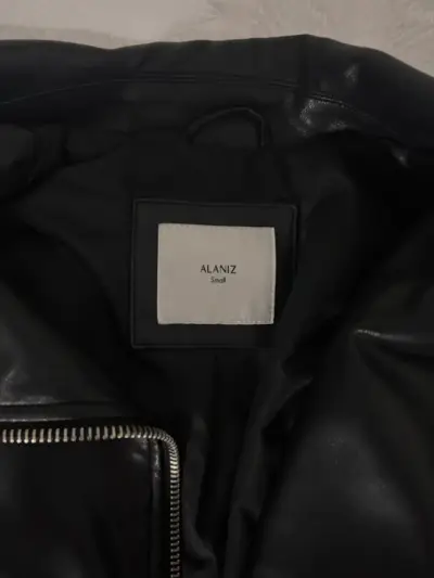 Chaqueta de cuero negra con cinturón - miniatura 2