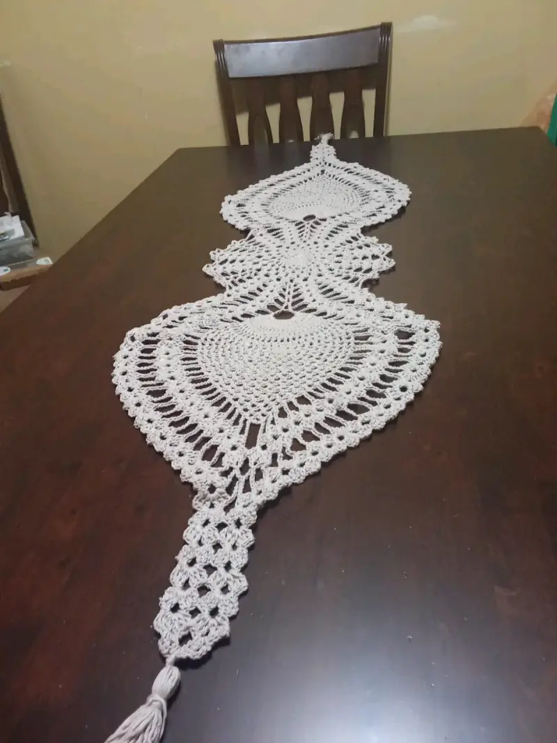 Camino de mesa tejido a crochet beige