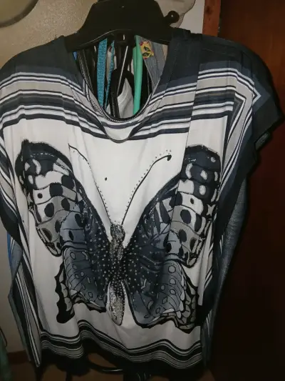 Blusa estampada con mariposa - miniatura 1