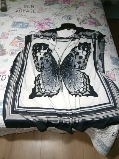 Blusa estampada con mariposa - miniatura 2