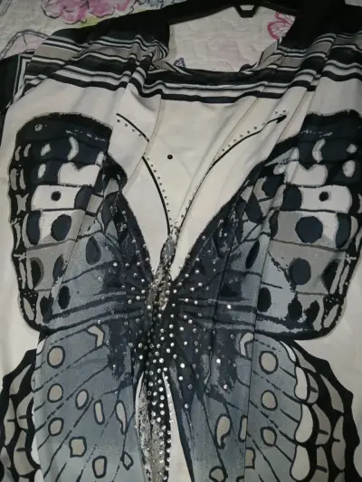 Blusa estampada con mariposa - miniatura 3