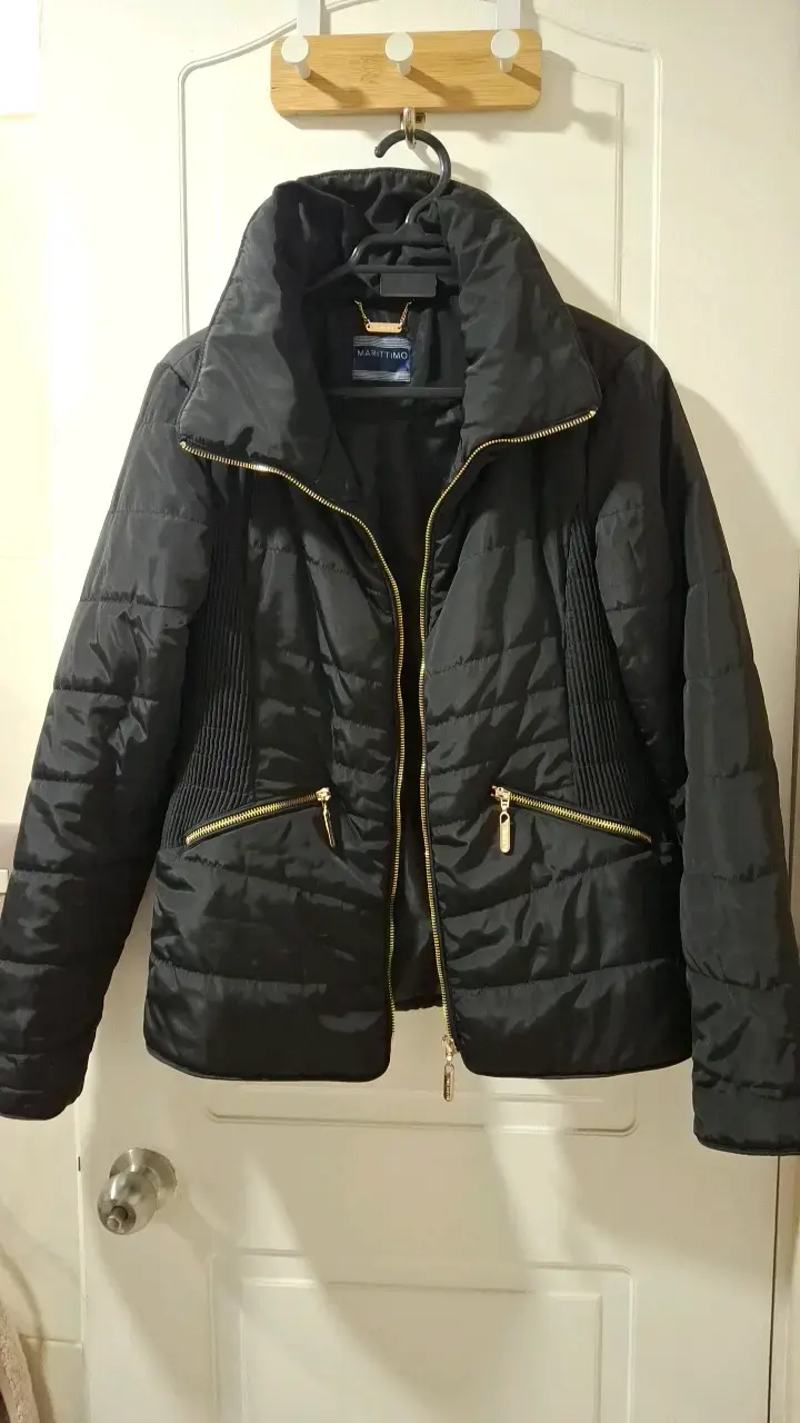 Parka acolchada negra con cierre dorado - 1
