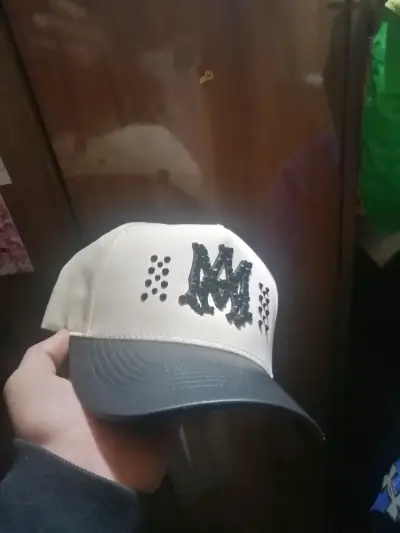 Gorra beige con visera negra y diseño bordado - miniatura 1