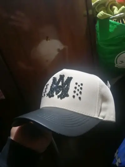 Gorra beige con visera negra y diseño bordado - miniatura 2