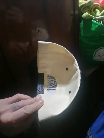 Gorra beige con visera negra y diseño bordado - miniatura 3