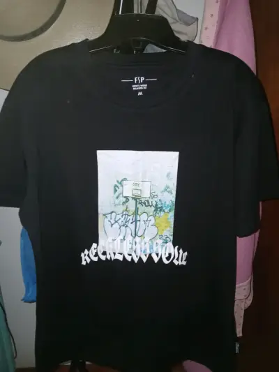 Polera negra FSP con diseño gráfico - miniatura 1