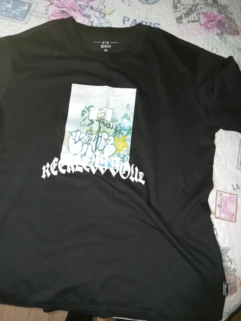 Polera negra FSP con diseño gráfico - 2