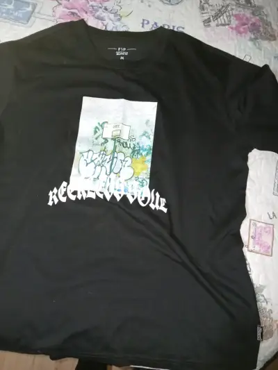 Polera negra FSP con diseño gráfico - miniatura 2