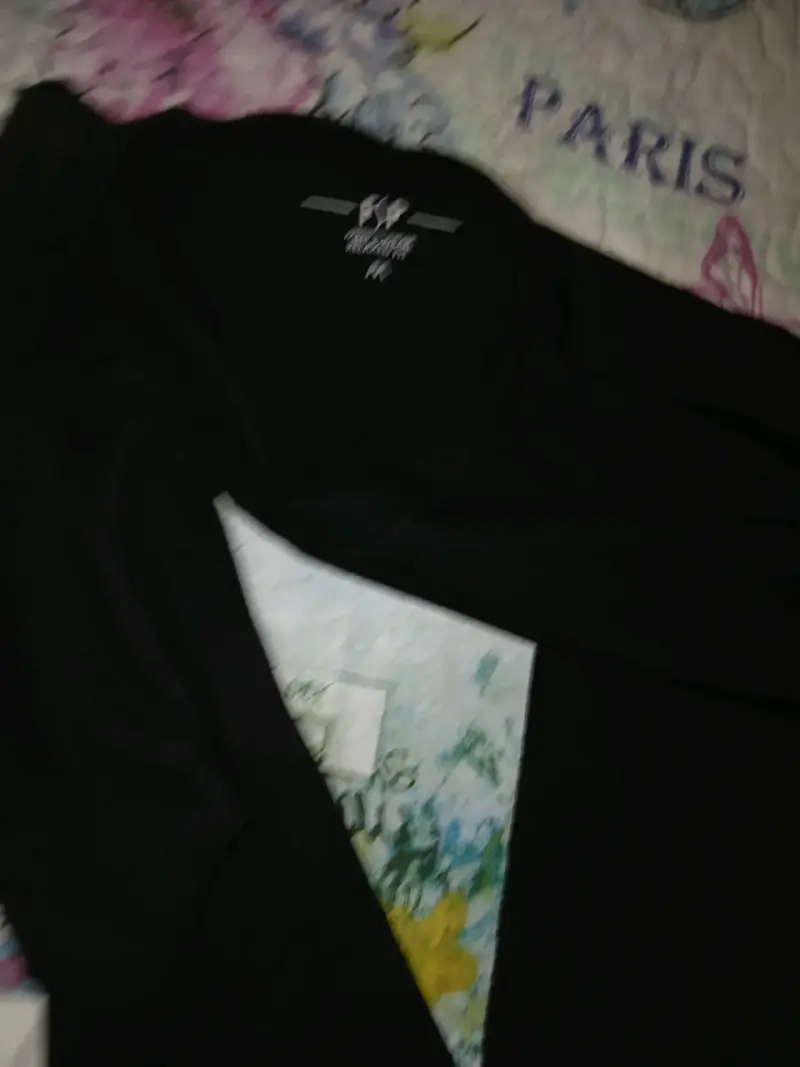 Polera negra FSP con diseño gráfico - 3