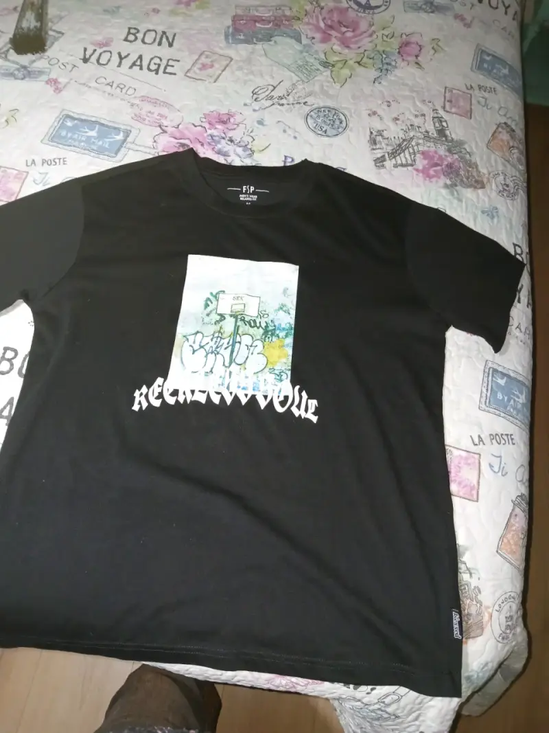 Polera negra FSP con diseño gráfico - 4