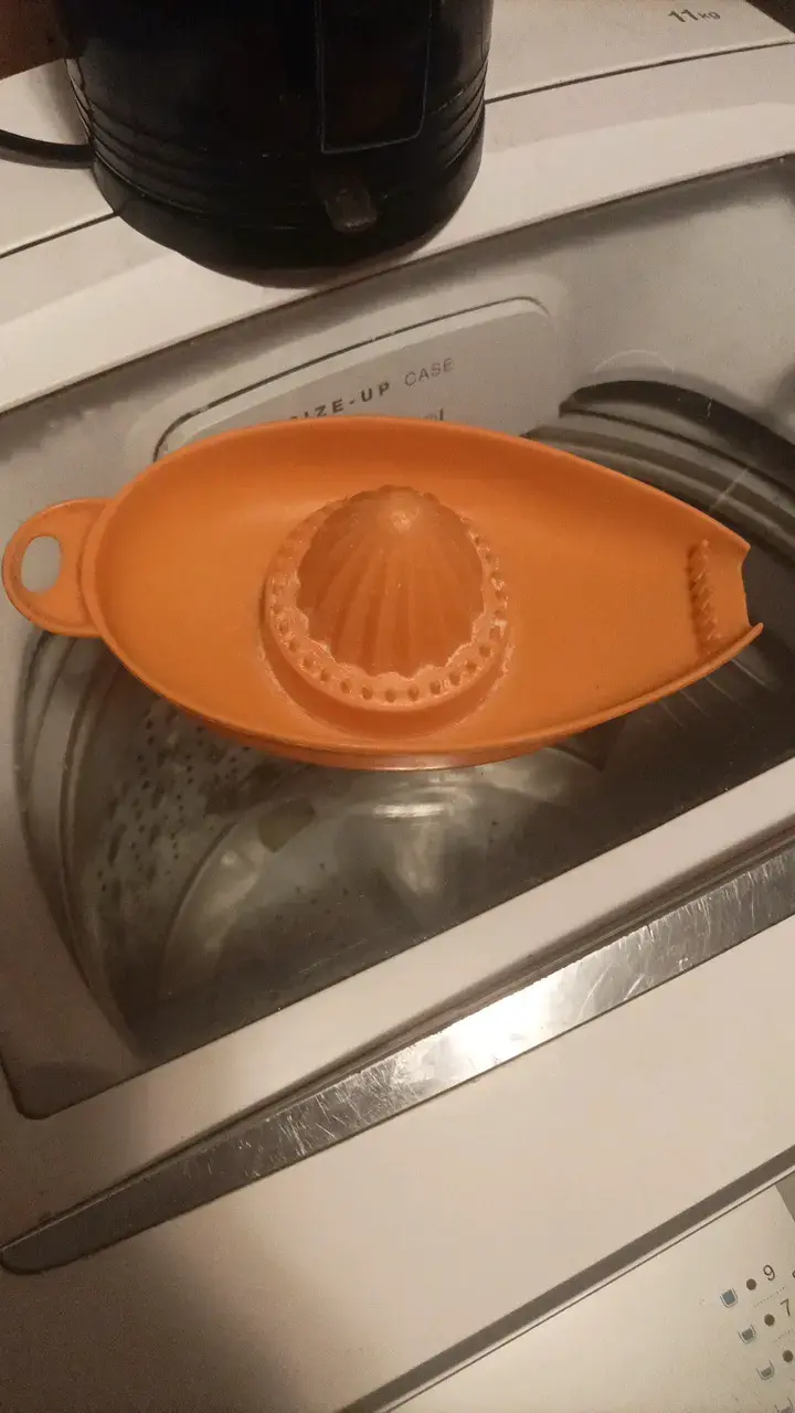 Exprimidor manual de plástico naranja